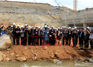 Phó Thủ tướng Hoàng Trung Hải và các đại biểu thực hiện lễ ngăn sông dự án Thủy điện Trung Sơn.